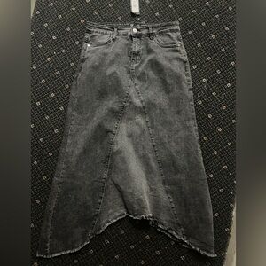 Brand new denim jean black skirt japparel 
Size L